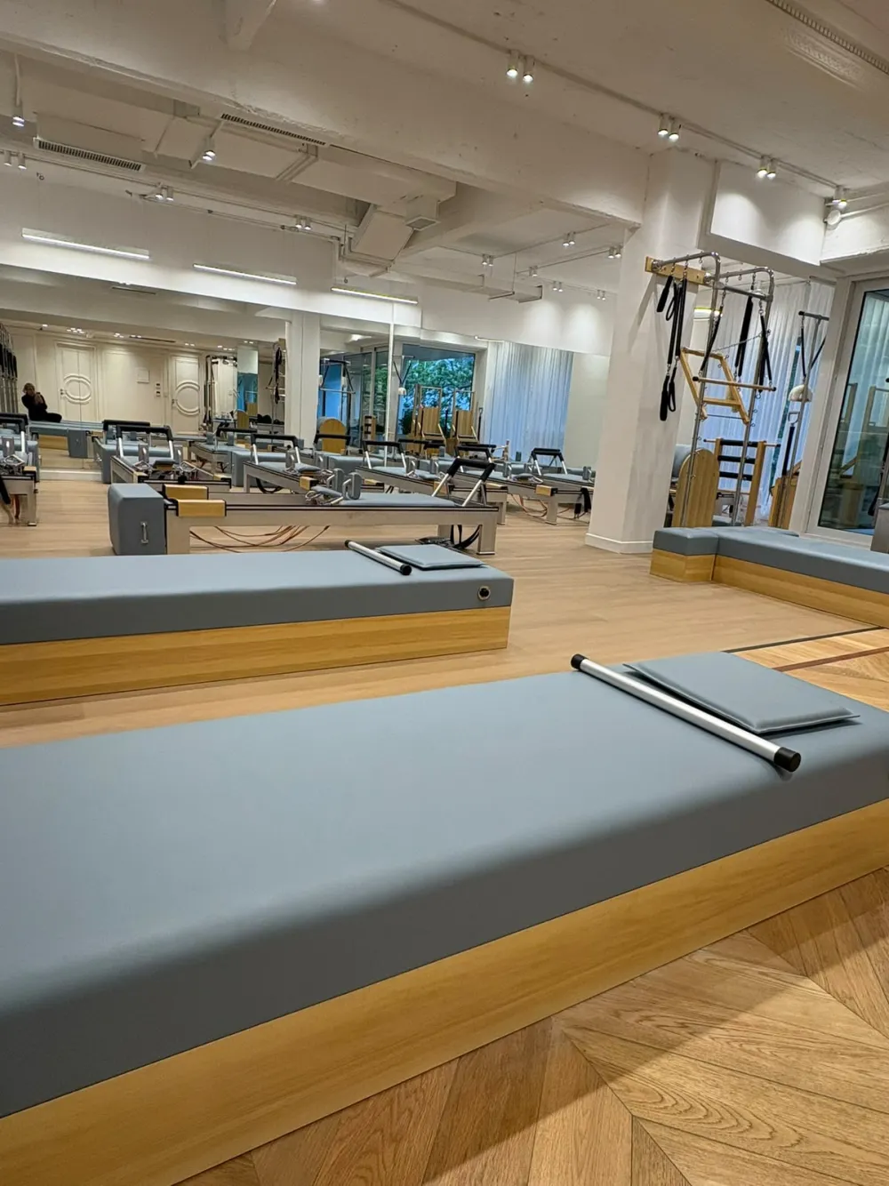 Sala amplia de Belgrano con Reformers, bancos tapizados y piso de madera