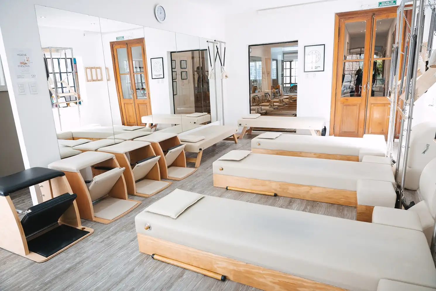 Sala luminosa del estudio, con Reformers de madera